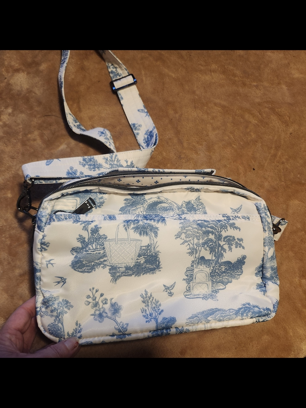 Lug Scoop SE Blue White Toile Quilted Crossbody Bag Multi Pocket Travel NWOT - Picture 12 of 14